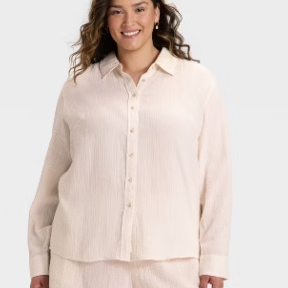 Women’s Universal Thread beige Casual Button-Down Shirt